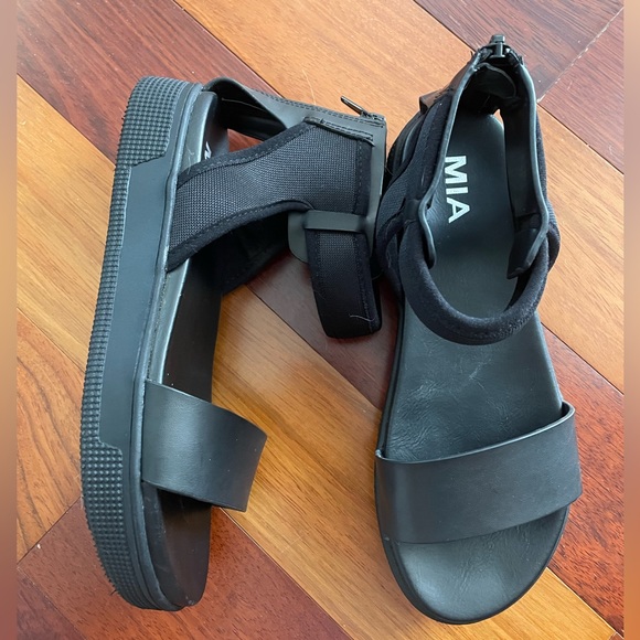 MIA Black Reed Platform Sandals - Picture 2 of 9